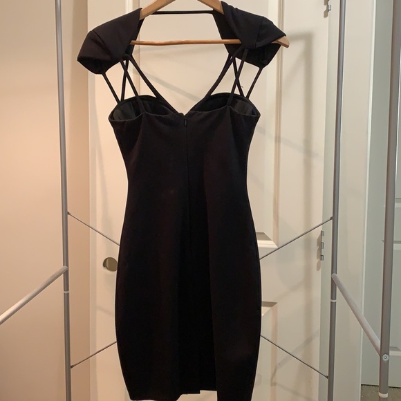 Classy yet sexy form fitted dress from Guess! - Picture 3 of 4